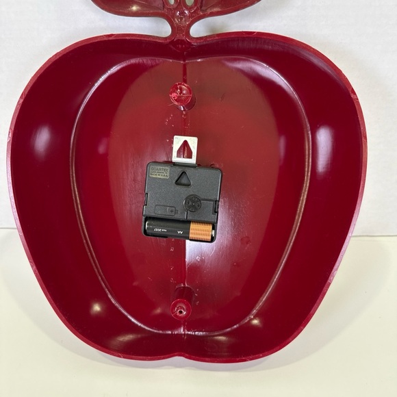 1970s Ingraham Red Plastic Apple Wall Clock Cottage Core granny Core WORKING! - Picture 2 of 12